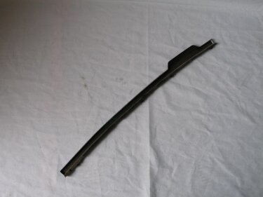 Дождевик стеклоочистителя пластиковый (желоб нижний) Geely EC-7