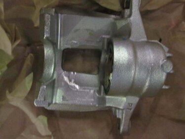 Суппорт передний L Geely EC7/EC7RV (оригинал)