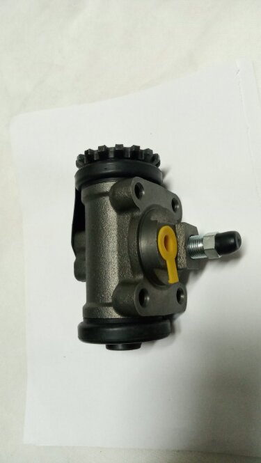 Цилиндр тормозной задний (прокачка) Fototn 1049 (2.8), 1043 (3.7)