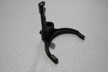 Вилка включения 1-й и задней передачи JAC 1020