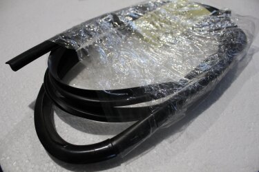 Уплотнитель стекла переднего наружный JAC 1020